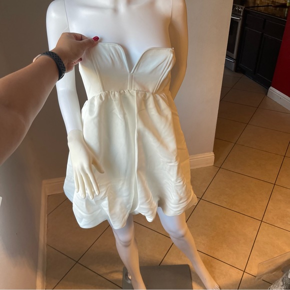 New Women’s white mini dress
Size Small
New with tags
Straps can be attached - Picture 1 of 6